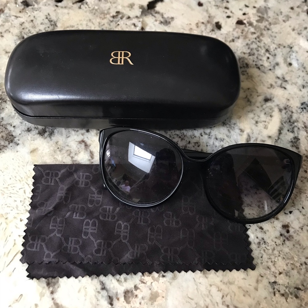 EUC Black Cat Eye Sunglasses 🕶